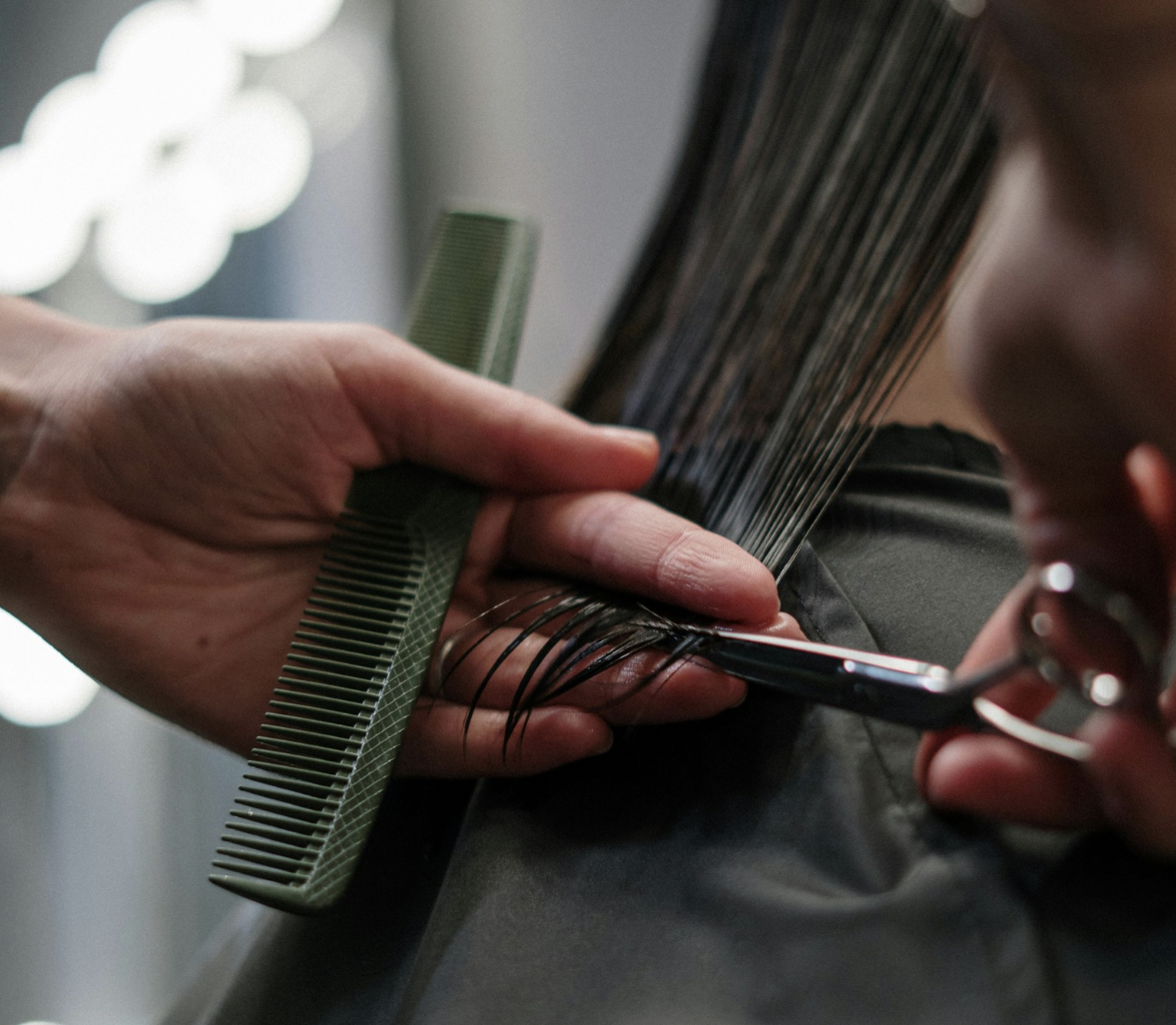 Estilista realizando corte femenino en Parc Estudi, Barcelona