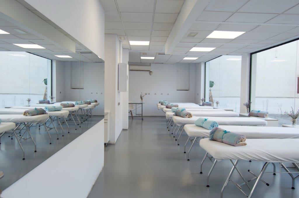 Cabinas de estética luminosas con camillas en Parc Estudi, Barcelona